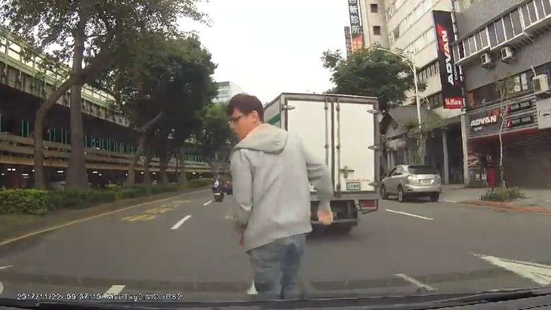 【影片】下車救援卻看不到貓咪　12小時後驚見「緣分一直在車裡」超感動