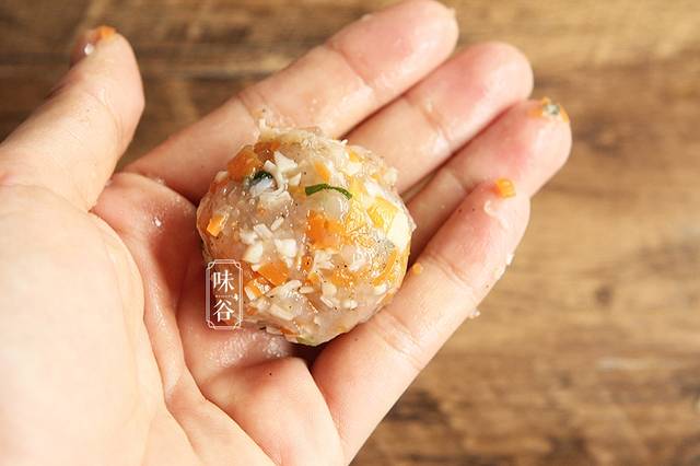 這蝦餅不用麵粉，不用雞蛋，鮮美營養，孩子看到就想吃