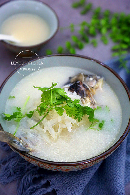 怎樣燉鯽魚湯像牛奶一樣白？加熱水還是涼水？其實只需注意一點