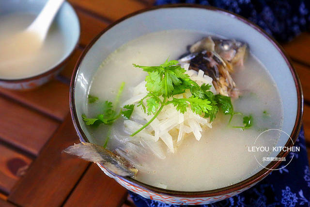 怎樣燉鯽魚湯像牛奶一樣白？加熱水還是涼水？其實只需注意一點