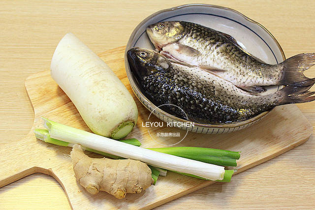 怎樣燉鯽魚湯像牛奶一樣白？加熱水還是涼水？其實只需注意一點