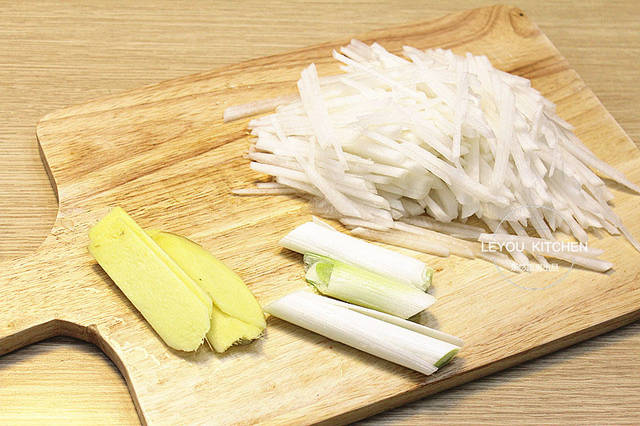 怎樣燉鯽魚湯像牛奶一樣白？加熱水還是涼水？其實只需注意一點