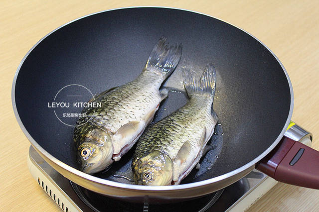 怎樣燉鯽魚湯像牛奶一樣白？加熱水還是涼水？其實只需注意一點