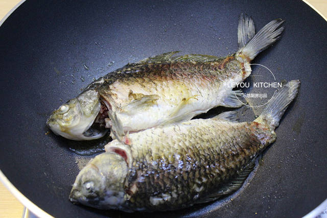 怎樣燉鯽魚湯像牛奶一樣白？加熱水還是涼水？其實只需注意一點