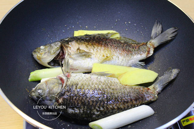 怎樣燉鯽魚湯像牛奶一樣白？加熱水還是涼水？其實只需注意一點