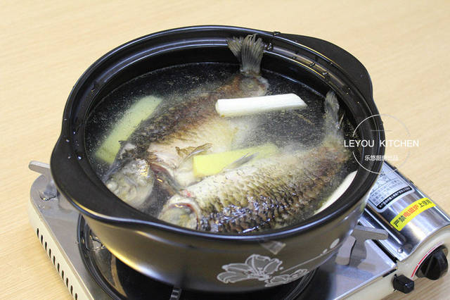怎樣燉鯽魚湯像牛奶一樣白？加熱水還是涼水？其實只需注意一點