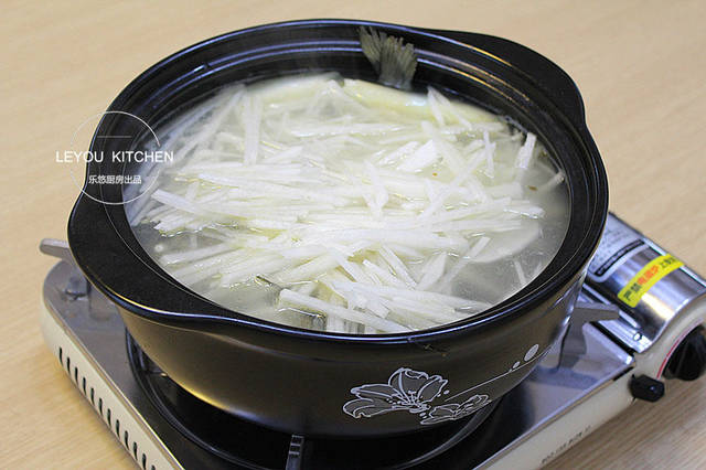 怎樣燉鯽魚湯像牛奶一樣白？加熱水還是涼水？其實只需注意一點
