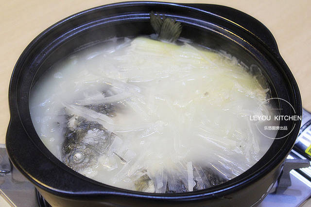 怎樣燉鯽魚湯像牛奶一樣白？加熱水還是涼水？其實只需注意一點