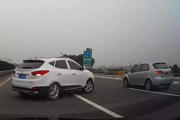 高速開車，最招恨的十大動作，看你中了幾條！