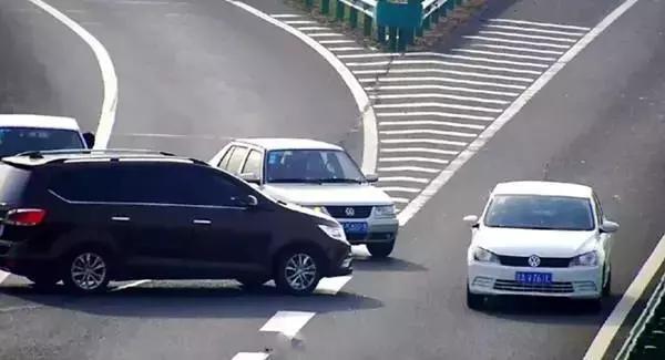 高速開車，最招恨的十大動作，看你中了幾條！