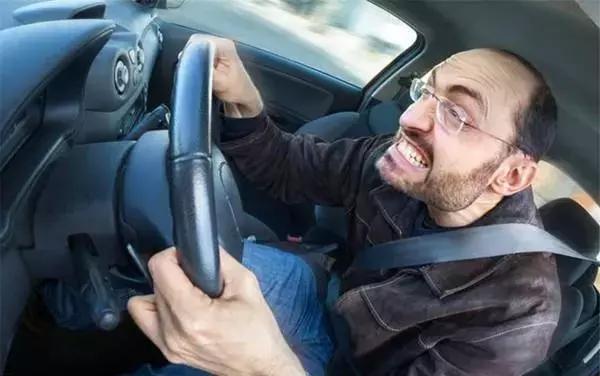 高速開車，最招恨的十大動作，看你中了幾條！