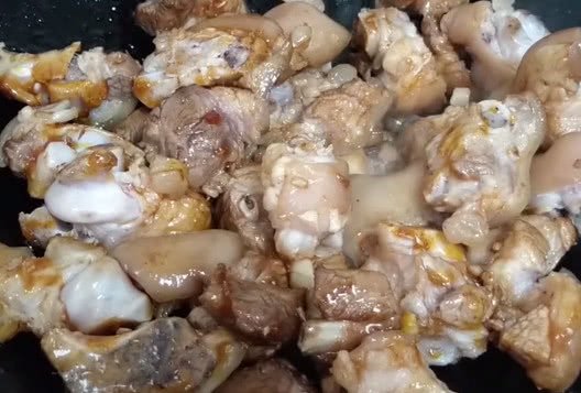 客家黃酒燜豬腳，材料簡單，肥而不膩，入口即化，女兒吃了一大碗 