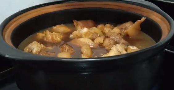 客家黃酒燜豬腳，材料簡單，肥而不膩，入口即化，女兒吃了一大碗 