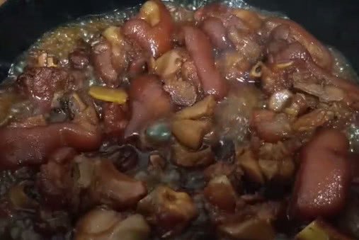客家黃酒燜豬腳，材料簡單，肥而不膩，入口即化，女兒吃了一大碗 