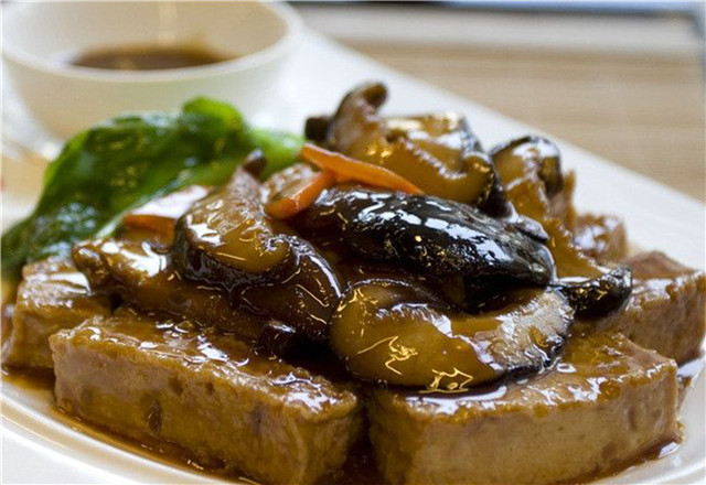 火鍋里的凍豆腐，其實炒著吃也很美味，口感好吃又下飯！