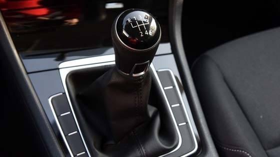 自動擋車的倒擋為何設置在前面？因為是血的教訓總結出來的