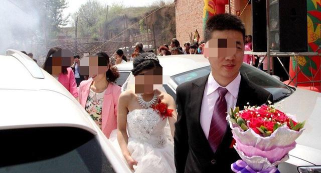 女子遠嫁後，媽媽坐火車過來，走時留下件舊衣裳，穿上時愣了