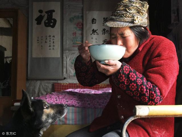 女子遠嫁後，媽媽坐火車過來，走時留下件舊衣裳，穿上時愣了