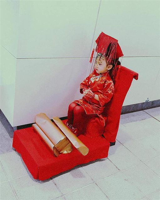 爸媽都拼了　「萬聖節小孩變裝比比看」吸管珍奶太強
