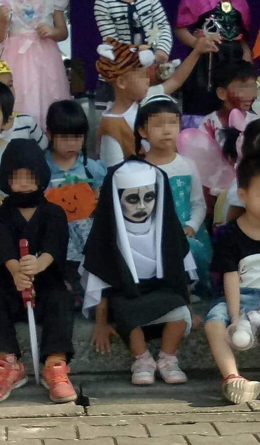 爸媽都拼了　「萬聖節小孩變裝比比看」吸管珍奶太強