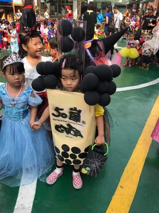 爸媽都拼了　「萬聖節小孩變裝比比看」吸管珍奶太強