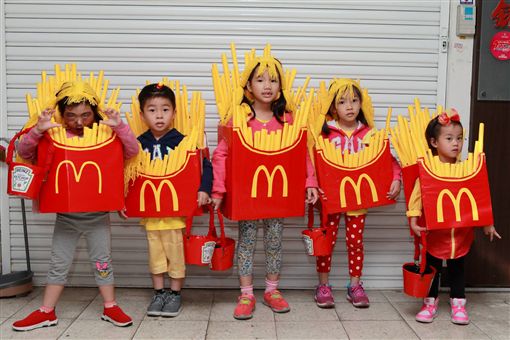 爸媽都拼了　「萬聖節小孩變裝比比看」吸管珍奶太強