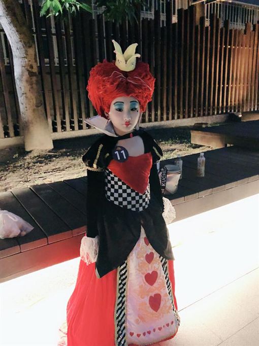 爸媽都拼了　「萬聖節小孩變裝比比看」吸管珍奶太強