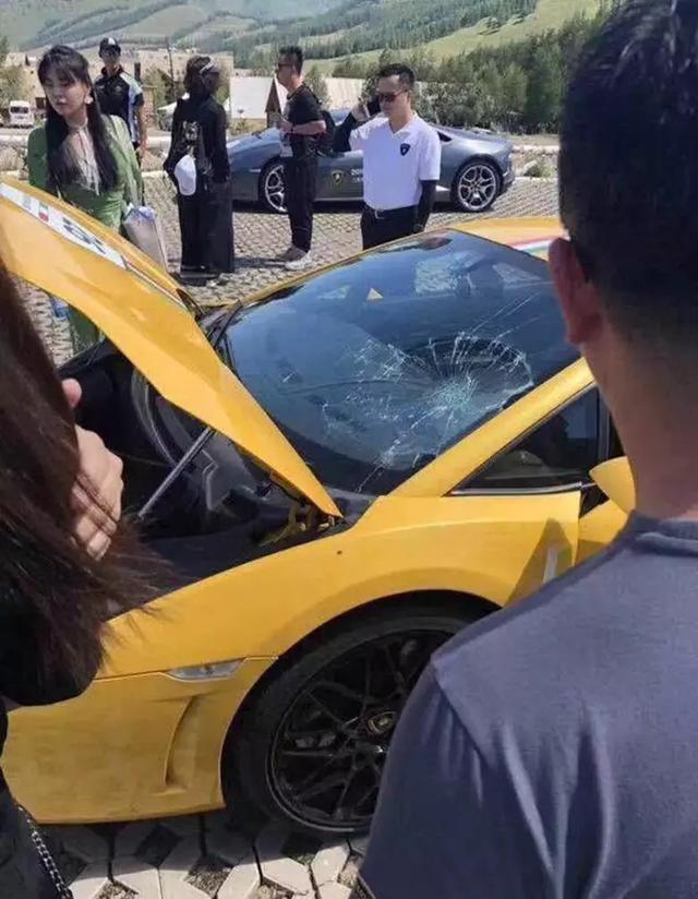 大叔一屁股下去「坐爆藍寶堅尼」　受驚表情害網爆笑：塊逃R～