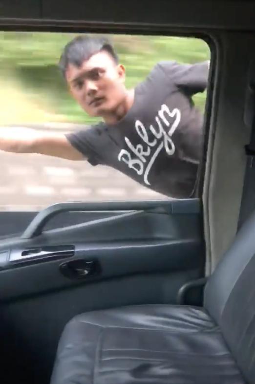 「要買東西嗎？」男子扮超人飛卡車外，司機魔性笑聲讓人無限循環播放！