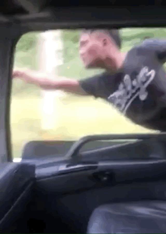 「要買東西嗎？」男子扮超人飛卡車外，司機魔性笑聲讓人無限循環播放！