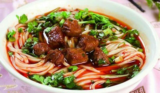 老人讓外賣員送半年飯，說等兒子回來結帳，警察說她兒子早就不在了