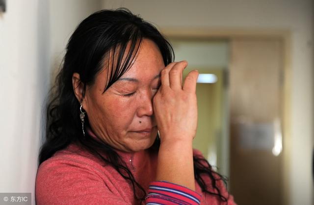 女兒每次帶女婿回家，母親都會偷偷流淚，婚禮上才知他身份不一般