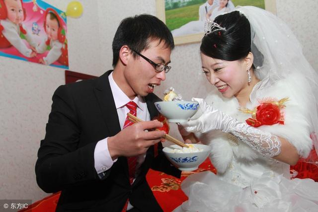 女兒每次帶女婿回家，母親都會偷偷流淚，婚禮上才知他身份不一般