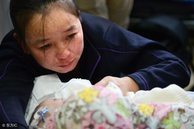 女兒每次帶女婿回家，母親都會偷偷流淚，婚禮上才知他身份不一般