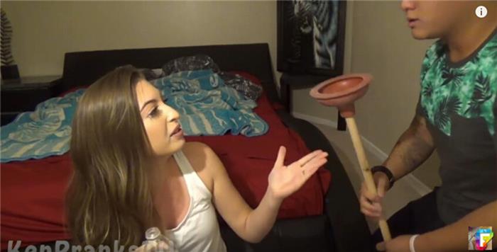【影】男女一起玩「用舌頭舔舔看」矇眼猜謎！女生讓男人舔鞋底，於是男人發狠把「這個東西」．．．拿給女生舔，結果女生就翻臉了