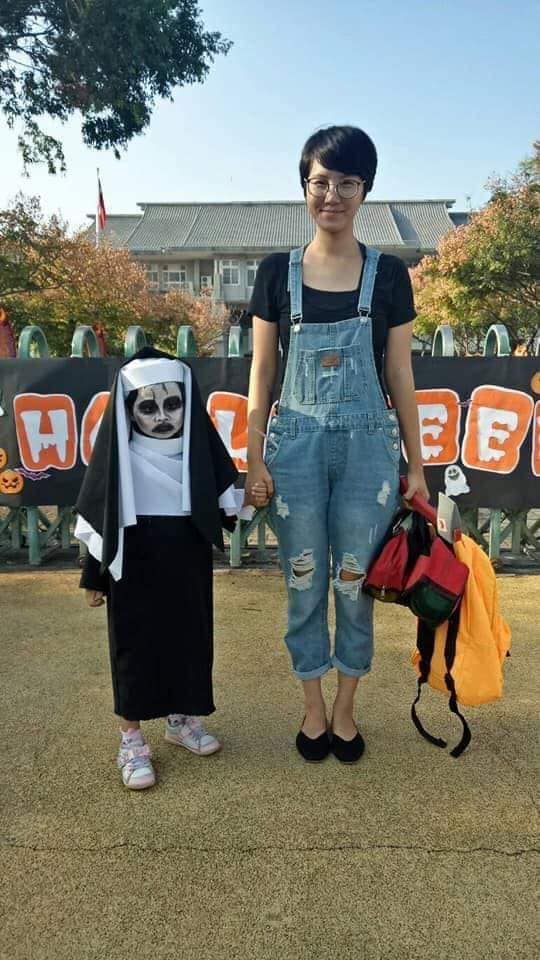 萬聖節公主扮膩了～　4歲娃挑戰「鬼修女」　哀怨臉讓同學很母湯 - 