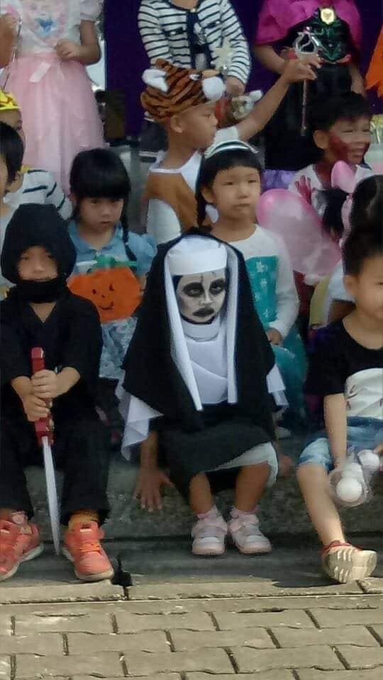 萬聖節公主扮膩了～　4歲娃挑戰「鬼修女」　哀怨臉讓同學很母湯 - 