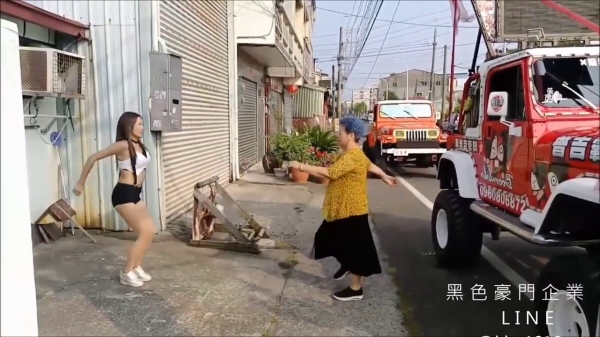 辣妹VS阿婆！阿婆舞神上身跟辣妹PK，最後那個大絕被網友讚爆：果然薑是老的辣啊！