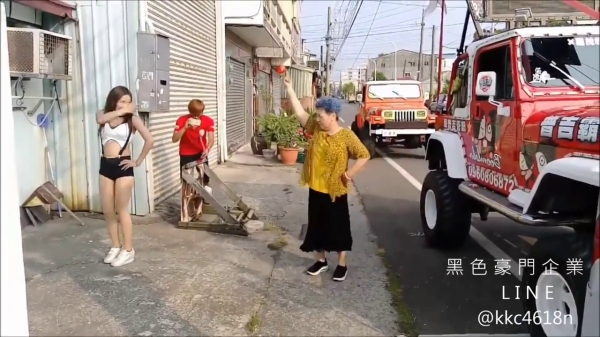 辣妹VS阿婆！阿婆舞神上身跟辣妹PK，最後那個大絕被網友讚爆：果然薑是老的辣啊！