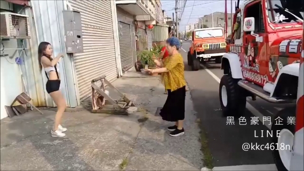 辣妹VS阿婆！阿婆舞神上身跟辣妹PK，最後那個大絕被網友讚爆：果然薑是老的辣啊！