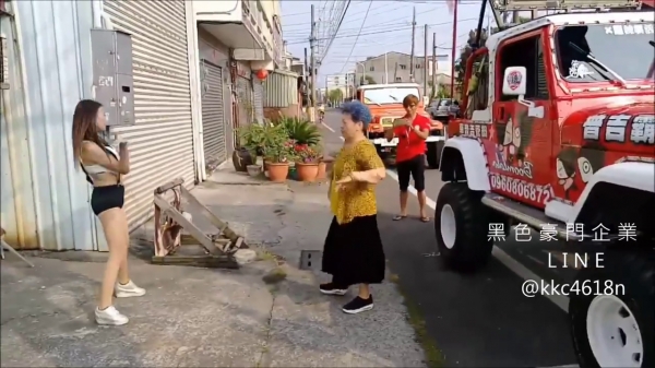 辣妹VS阿婆！阿婆舞神上身跟辣妹PK，最後那個大絕被網友讚爆：果然薑是老的辣啊！