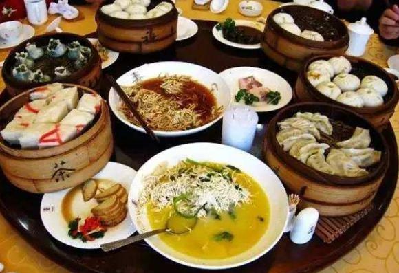 一桌人吃飯，總有那麼幾個「奇葩」壞胃口，你遇到過麼？