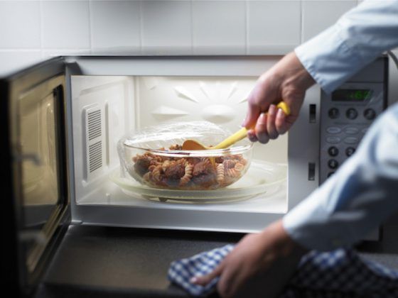 【趕快告訴媽媽！】原來「這10種食物」不能放進微波爐！小心吃了中毒！