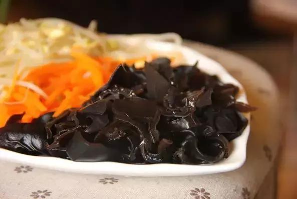 養生專家：少吃這「三白」，多吃這「三黑」，自然養出好身體