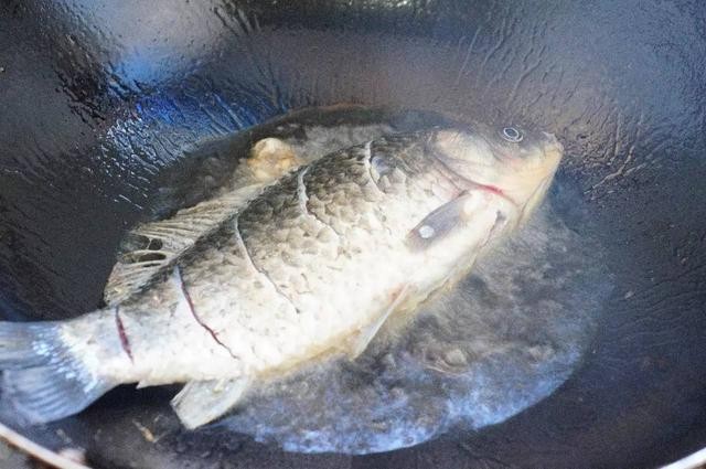 如何煎魚才能不破皮？只要記住這三招，就不會破了，而且煎魚香又脆皮，特別好吃
