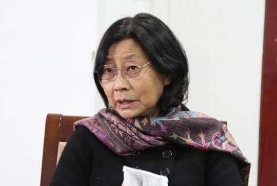 又一名人逝世，轟動港台娛樂圈洪金寶，劉德華帶傷攜妻含淚參加！