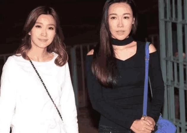 又一名人逝世，轟動港台娛樂圈洪金寶，劉德華帶傷攜妻含淚參加！