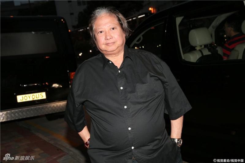 又一名人逝世，轟動港台娛樂圈洪金寶，劉德華帶傷攜妻含淚參加！