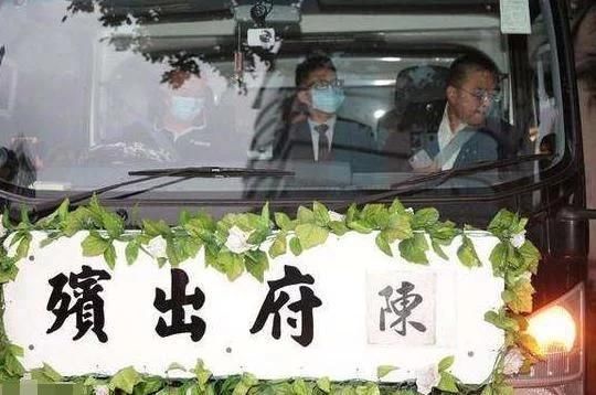 又一名人逝世，轟動港台娛樂圈洪金寶，劉德華帶傷攜妻含淚參加！