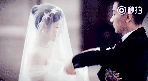 只因裙子布料太薄惹的禍，網友：都遮不住了 !陳妍希太尷尬了！